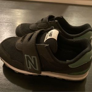 New balance 515 boys sneakers black Velcro size 10 toddler